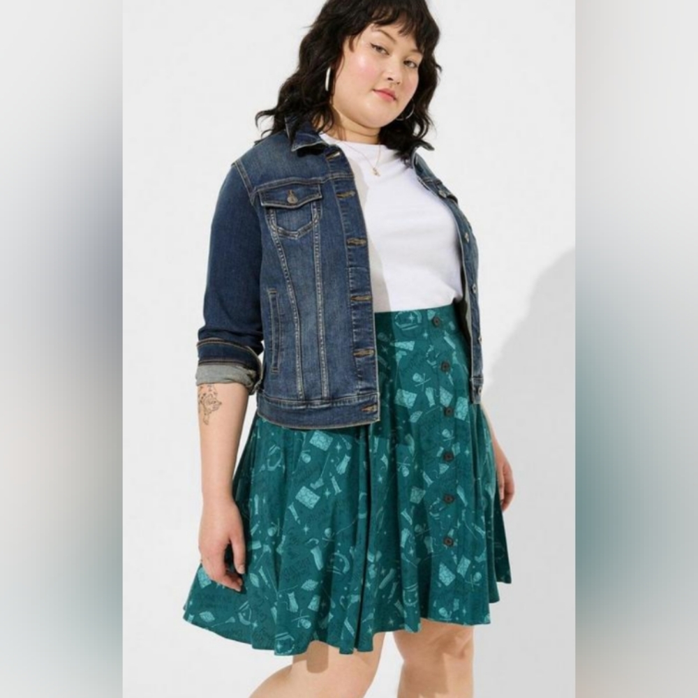 New Torrid Size 4X(26W) Disney Hocus Pocus Mini Challis Button Front S…